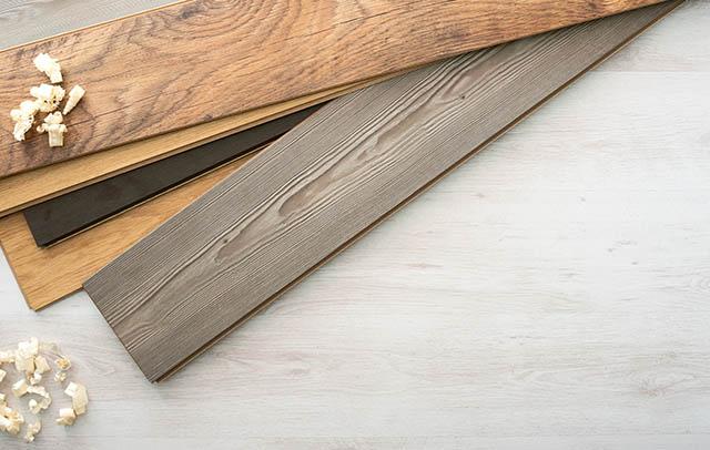 ¿Dudas entre poner madera natural o artificial en tu hogar? En Alex te descubrimos las 3 diferencias principales entre estas dos variedades. 